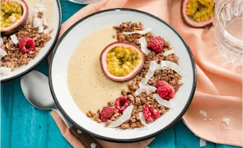 Passievrucht-banaan smoothiebowl met crunchy spelt muesli
