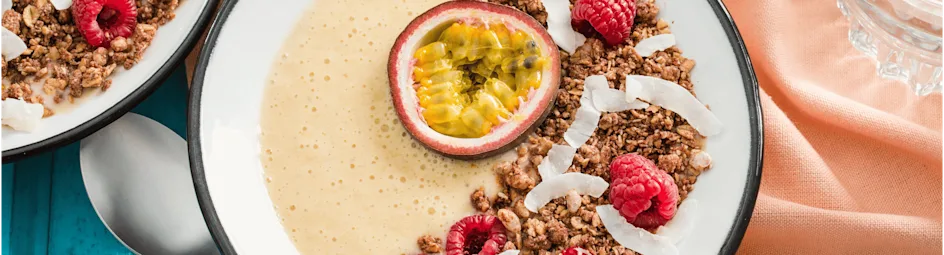 Passievrucht-banaan smoothiebowl met crunchy spelt muesli