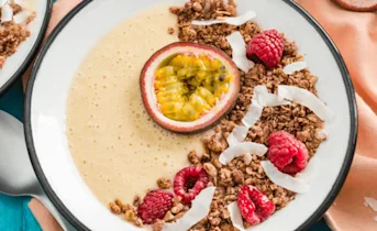 Passievrucht-banaan smoothiebowl met crunchy spelt muesli