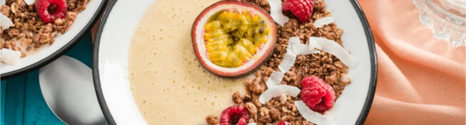 Passievrucht-banaan smoothiebowl met crunchy spelt muesli