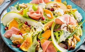 Wintersalade met verse vijgen, peer en geroosterde pompoen