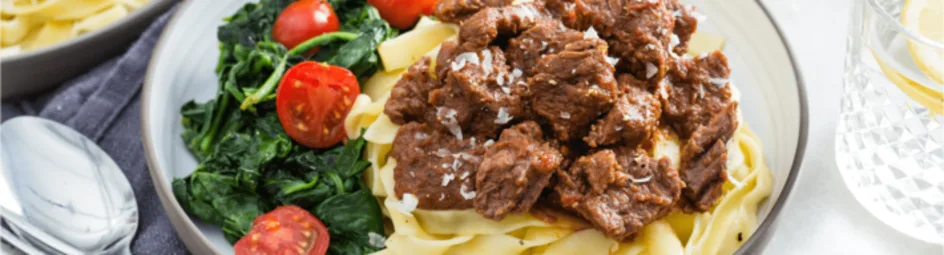 Italiaanse rode wijn stoof met tagliatelle en spinazie