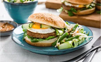Broodje vegetarische hamburger met sperziebonensalade en satésaus