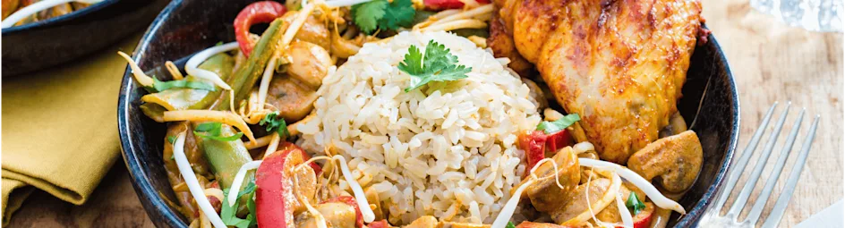 Rode curry met knapperige groente en kruidige kipvleugels