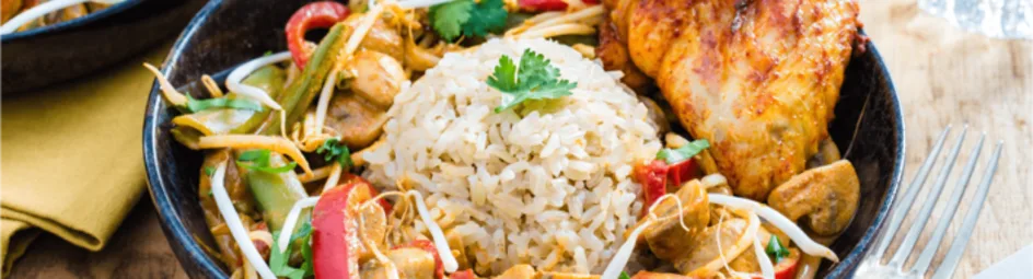 Rode curry met knapperige groente en kruidige kipvleugels