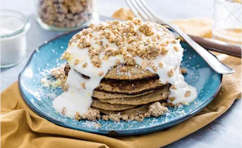 Snelle bananenpannenkoekjes met granola