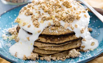 Snelle bananenpannenkoekjes met granola