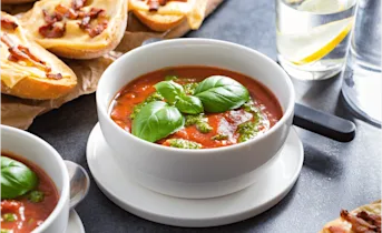 Huisgemaakte tomatensoep met kaas-spek crostini’s