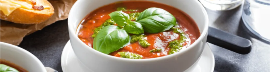 Huisgemaakte tomatensoep met kaas-spek crostini’s
