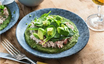 Spinazie-omelet met verse tonijnsalade