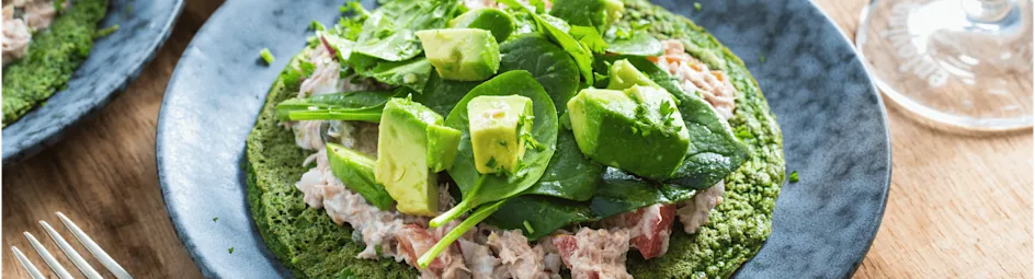 Spinazie-omelet met verse tonijnsalade
