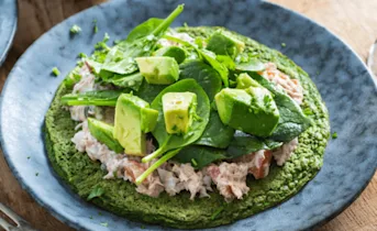 Spinazie-omelet met verse tonijnsalade