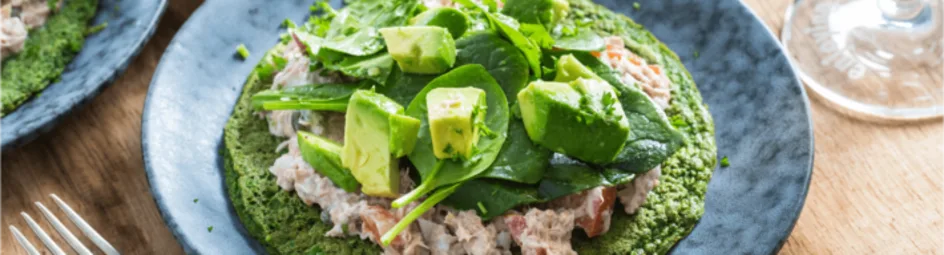 Spinazie-omelet met verse tonijnsalade