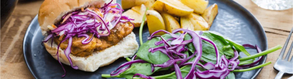Krokante kipburger met koolsla en aardappeltjes