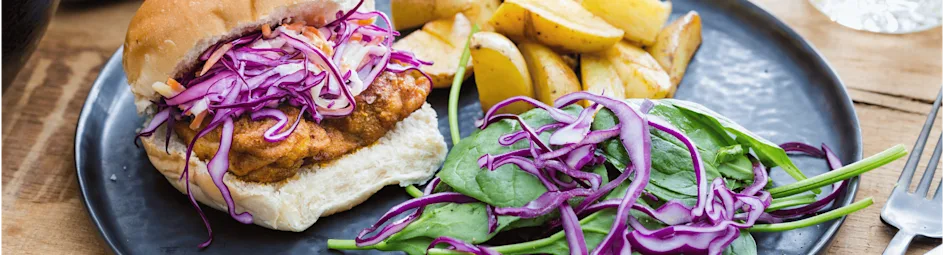 Krokante kipburger met koolsla en aardappeltjes
