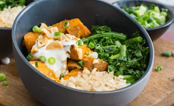 Zoete aardappel curry bowl
