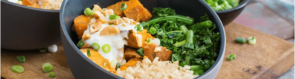 Zoete aardappel curry bowl