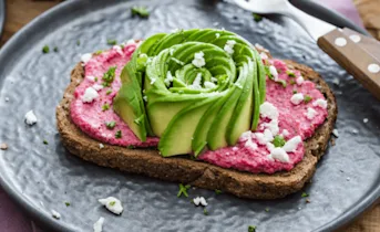 Avocado toast met een frisse bietenspread