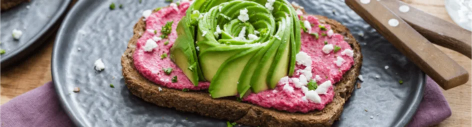 Avocado toast met een frisse bietenspread