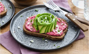 Avocado toast met een frisse bietenspread