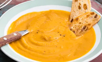 Romige wortelsoep met rozijnencrackers