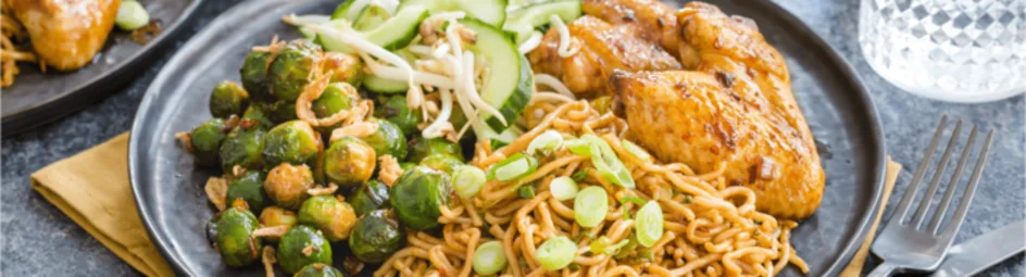 Kip-ketjap met spruitjes op Indonesische wijze