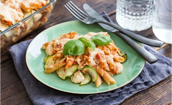 Pasta-ovenschotel met kip en courgette