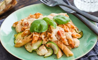 Pasta-ovenschotel met kip en courgette