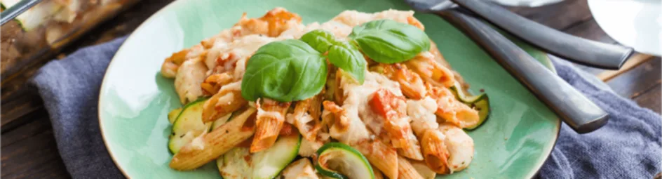 Pasta-ovenschotel met kip en courgette