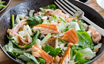 Spitskool-spinazie salade met pulled salmon en artisjokspread