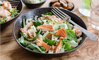 Spitskool-spinazie salade met pulled salmon en artisjokspread
