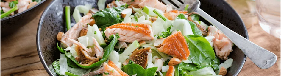Spitskool-spinazie salade met pulled salmon en artisjokspread