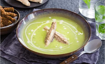 Preisoep met gerookte makreel en oregano-croutons