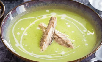 Preisoep met gerookte makreel en oregano-croutons