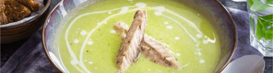 Preisoep met gerookte makreel en oregano-croutons