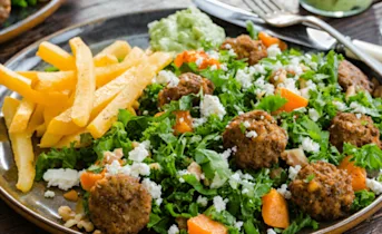 Koolraap frietjes met een winterse falafel-pompoen salade