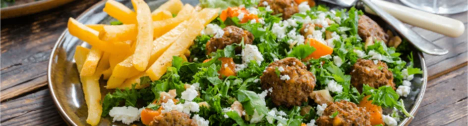 Koolraap frietjes met een winterse falafel-pompoen salade