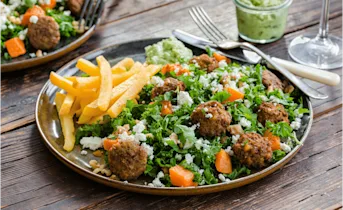 Koolraap frietjes met een winterse falafel-pompoen salade
