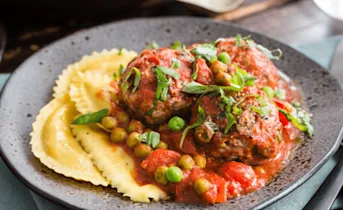 Italiaanse gehaktballetjes met verse pasta