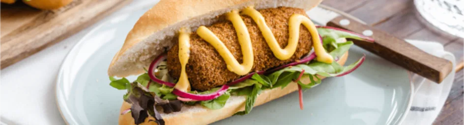 Broodje kroket met gezuurde rode ui