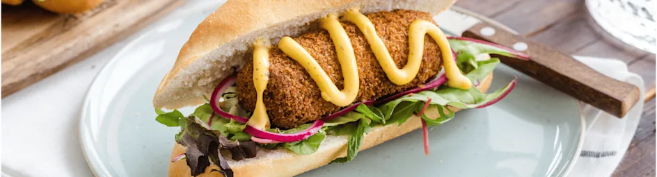 Broodje kroket met gezuurde rode ui