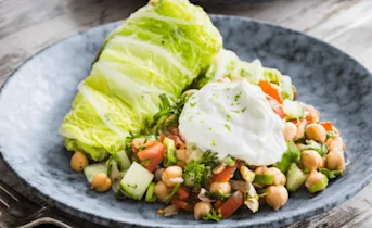 Koolrolletjes gevuld met kikkererwten tabouleh