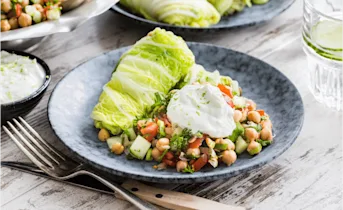 Koolrolletjes gevuld met kikkererwten tabouleh
