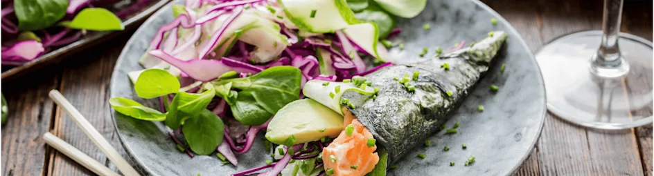 Zalm temaki's met een frisse limoen-sesam salade