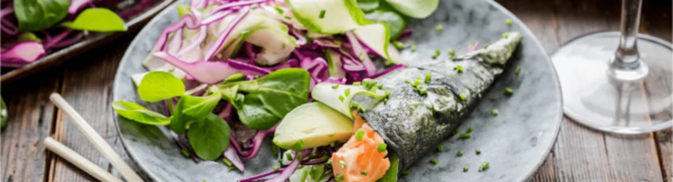 Zalm temaki's met een frisse limoen-sesam salade