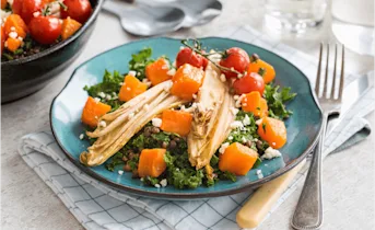Warme linzensalade met geroosterde herfstgroenten en gepofte tomaatjes.