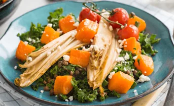 Warme linzensalade met geroosterde herfstgroenten en gepofte tomaatjes.