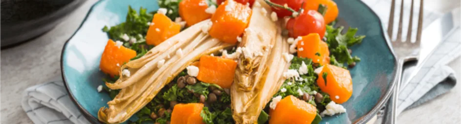 Warme linzensalade met geroosterde herfstgroenten en gepofte tomaatjes.