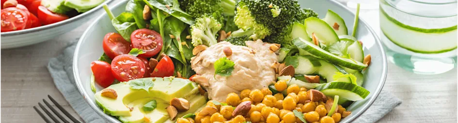 Hoemoes salade bowl