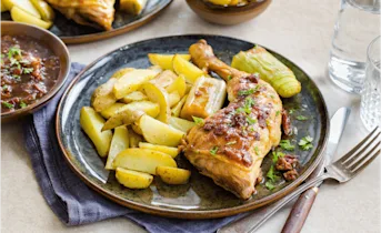 Gestoofde kippenbout in bier met aardappelpartjes